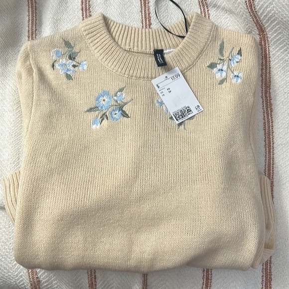 H&M Sweaters - NWT H&M Crop Embroidered Cream Sweater- XS
